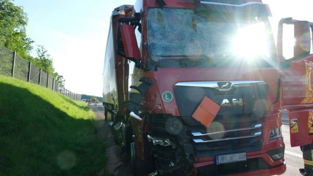 Massiver Schaden bei Kollision zwischen E-Porsche und Schotter-Lkw