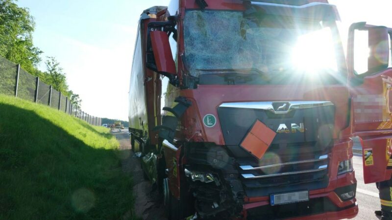 Massiver Schaden bei Kollision zwischen E-Porsche und Schotter-Lkw