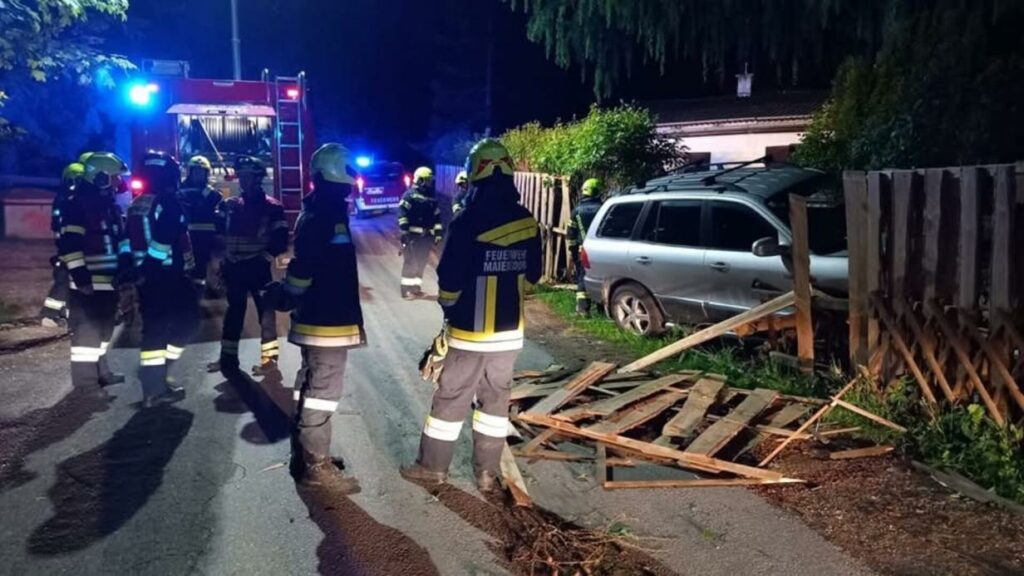 Nächtlicher Crash in Niederösterreich: Auto durchbricht Gartenzaun