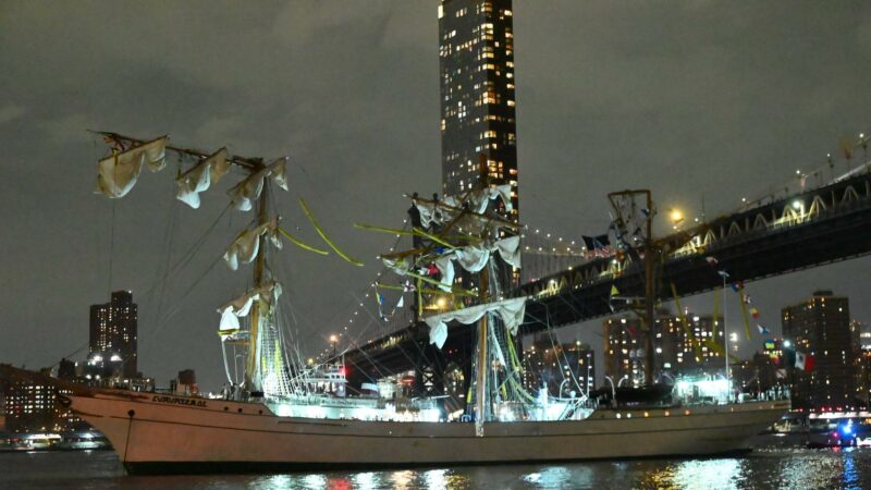 New York: Segelschiff kollidiert mit Brooklyn Bridge