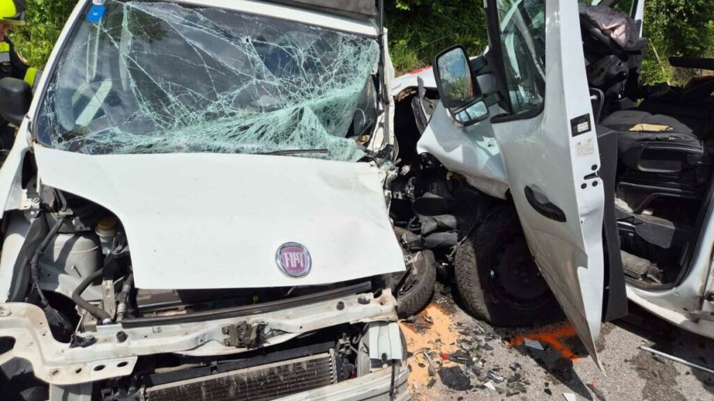 Pkw gegen Kleinbus: Lenkerin im Bezirk Neunkirchen in Auto eingeklemmt