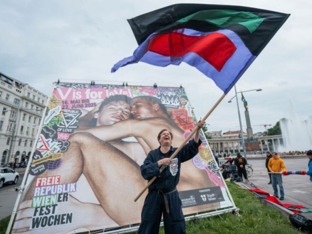 Plakat vor sowjetischem Kriegerdenkmal verbrannt: Nächtliche Mahnwache