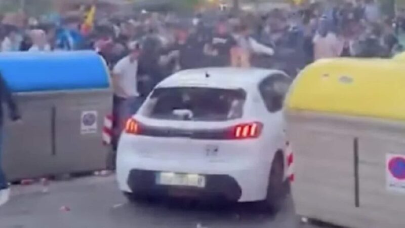Schock bei Barcelona-Derby: Auto rast in Fußballfans