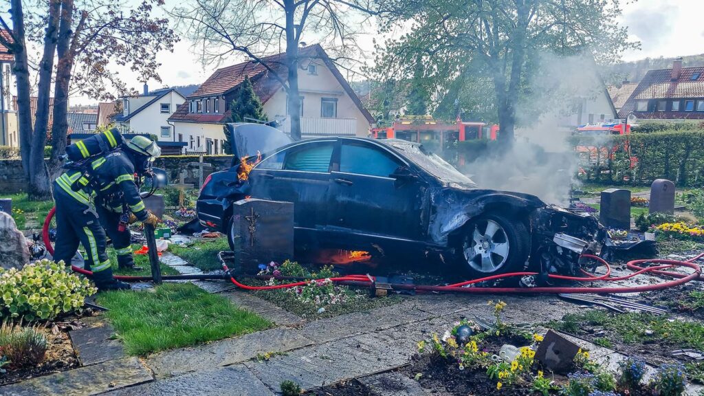 Schwerer Unfall bei Friedhofsbesuch: Auto stürzte ab, 5 Verletzte
