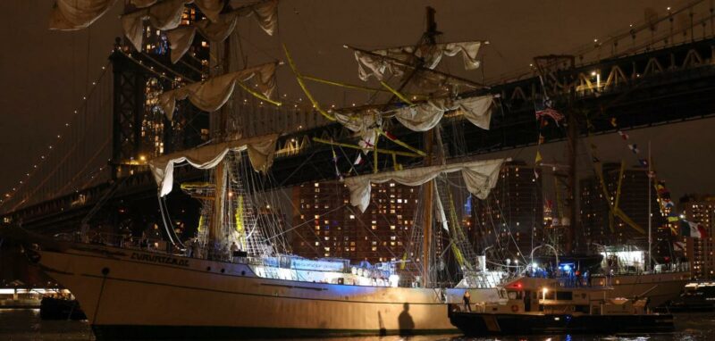Segelschiff mit hunderten Menschen an Bord kollidiert mit Brooklyn Bridge