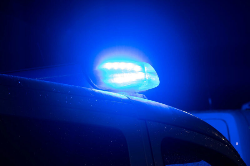 Sekundenschlaf auf A12: 20-Jährige mit Auto zwischen Bäumen gelandet