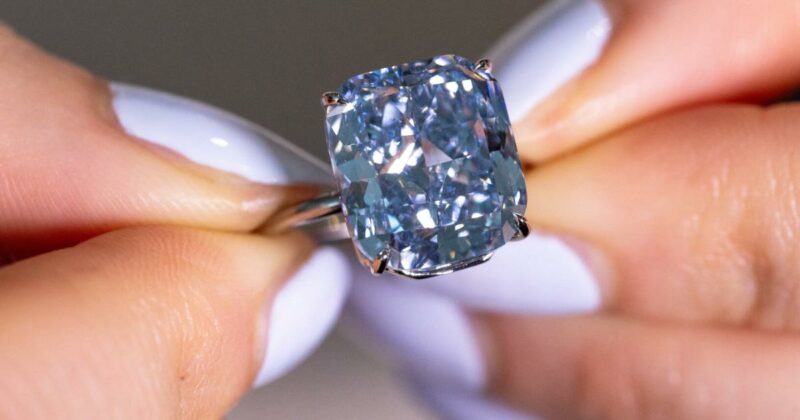 Seltener blauer Diamant für hohe Summe versteigert