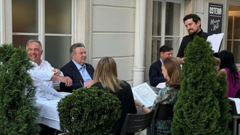 Sondierungsgespräche in Wien: Handshakes und ein geheimes Dinner