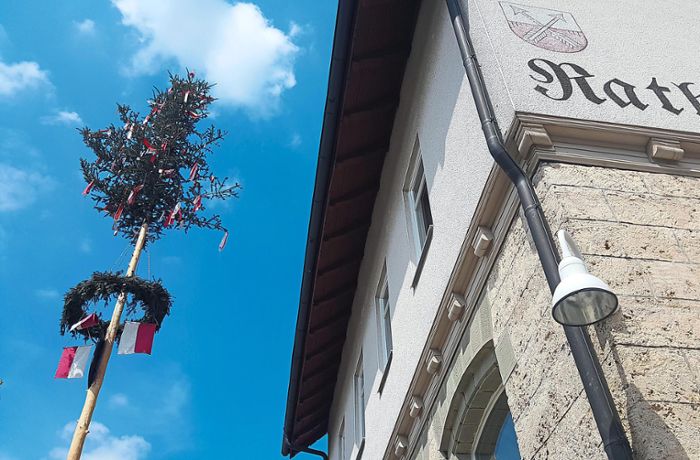 Straftat oder Brauchtum? Mehrere Maibäume angesägt