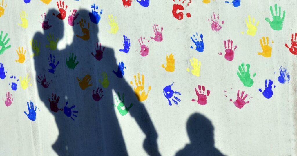 Türkis-rot-pinker Sparkus: Wie viel Geld Familien mit zwei Kindern verlieren könnten