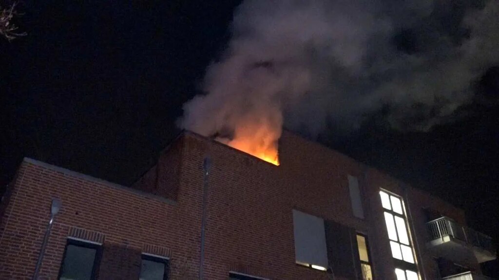 Wohnhausbrand: Feuer auf Dachterrasse breitete sich aus