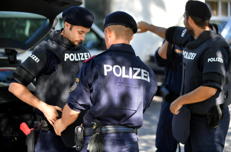 Amtsbekannter 16-Jährger verschickte Drohung mit Waffe: Festnahme