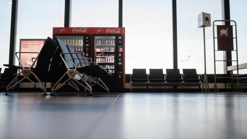 Bub (2) im Koma: Flugpassagier schleudert Kleinkind zu Boden