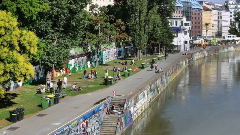 Bub fast im Donaukanal ertrunken: Eltern werden beide Kinder abgenommen