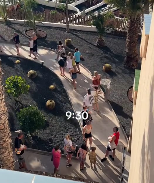 Deutsche Urlauber stehen mehrere Stunden für Sonnenliegen an