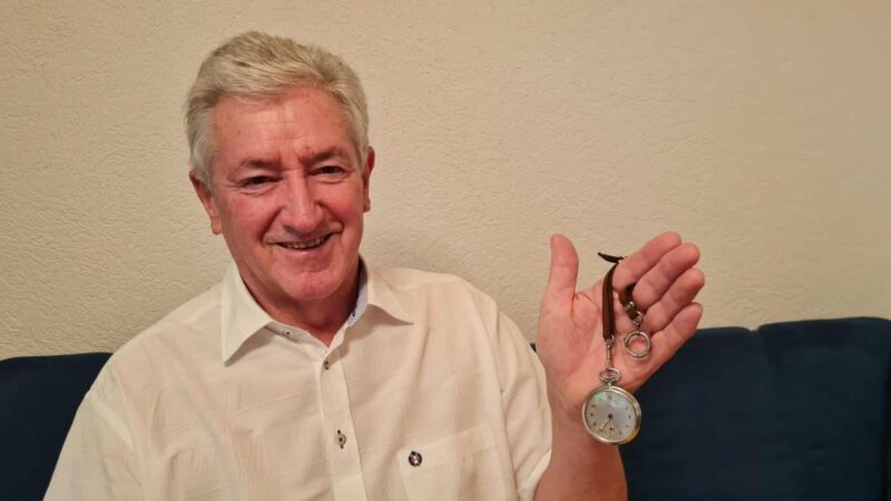 Die Taschenuhr aus dem KZ: Sohn bekommt Erinnerungsstück seines Vaters