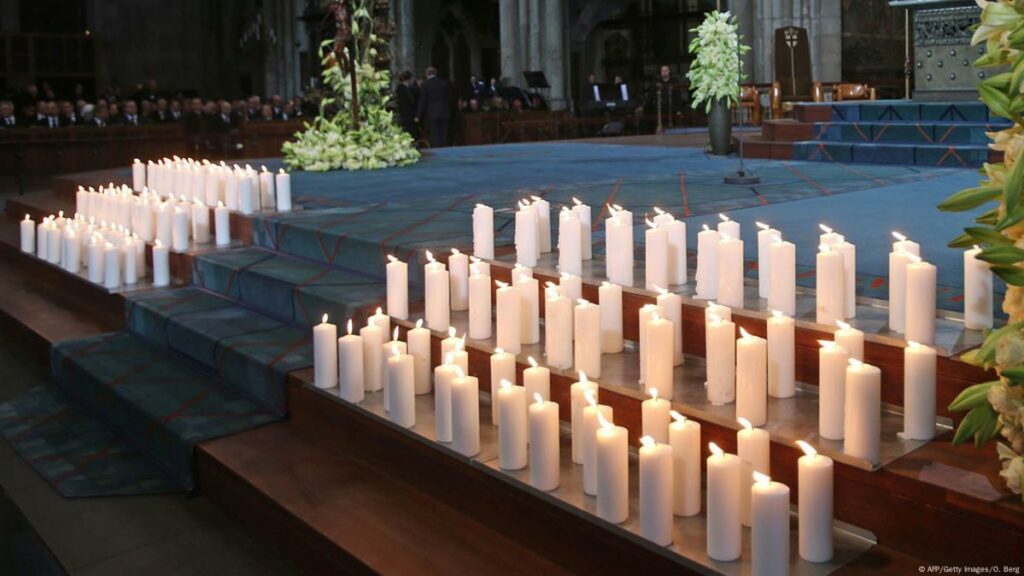 Eine Kerze für jedes Opfer bei Trauergottesdienst