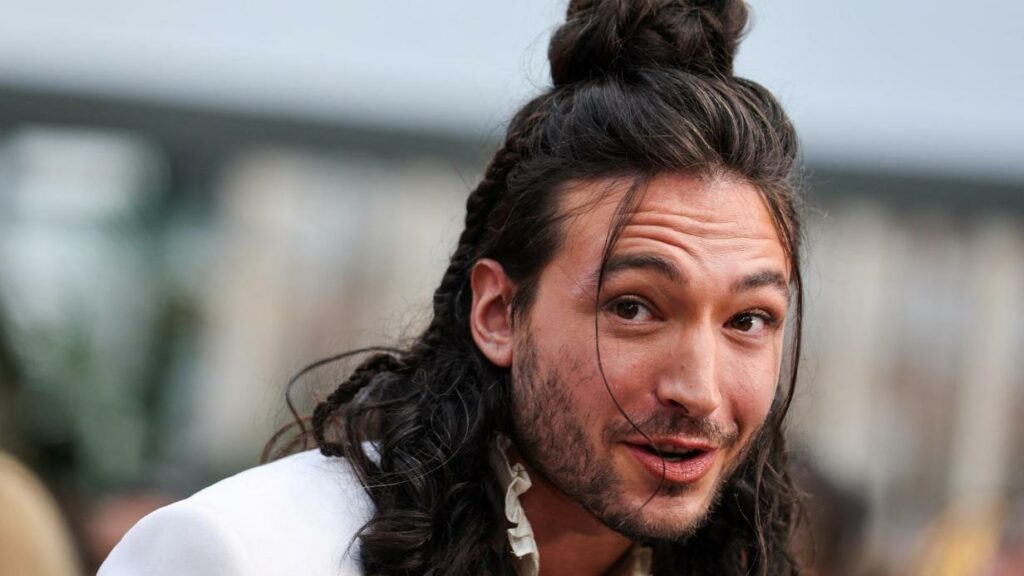 Ezra Miller: Hollywood-Comeback nach Skandalen auf “wackeligen Beinen”