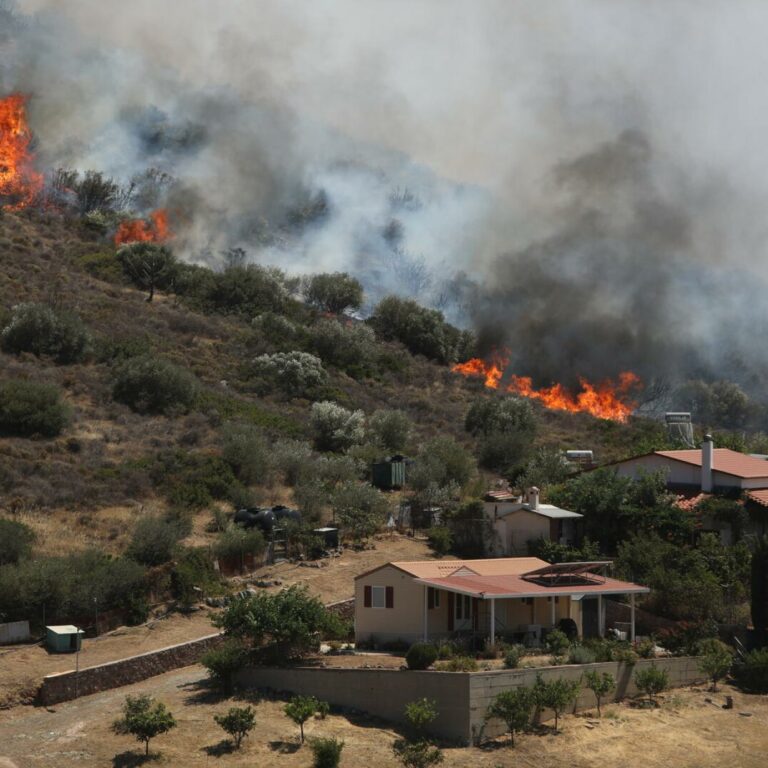 Ferienhäuser betroffen: Großer Brand in Athen ausgebrochen