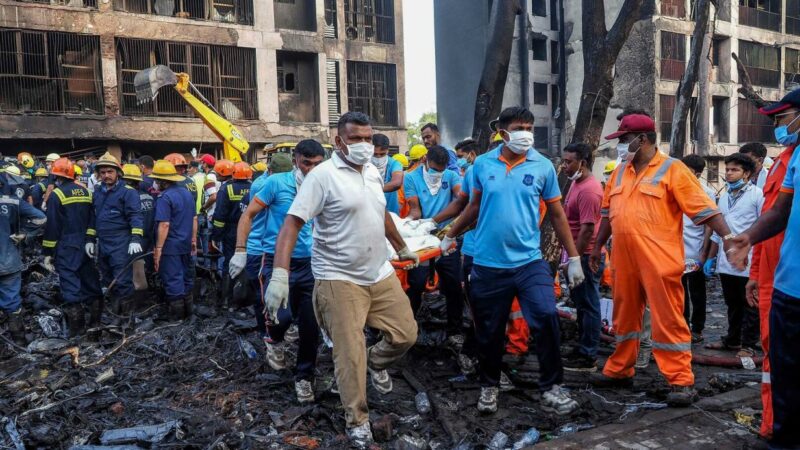 Flugzeugabsturz in Indien: Laut Polizei über 290 Tote, 2 Überlebende entdeckt