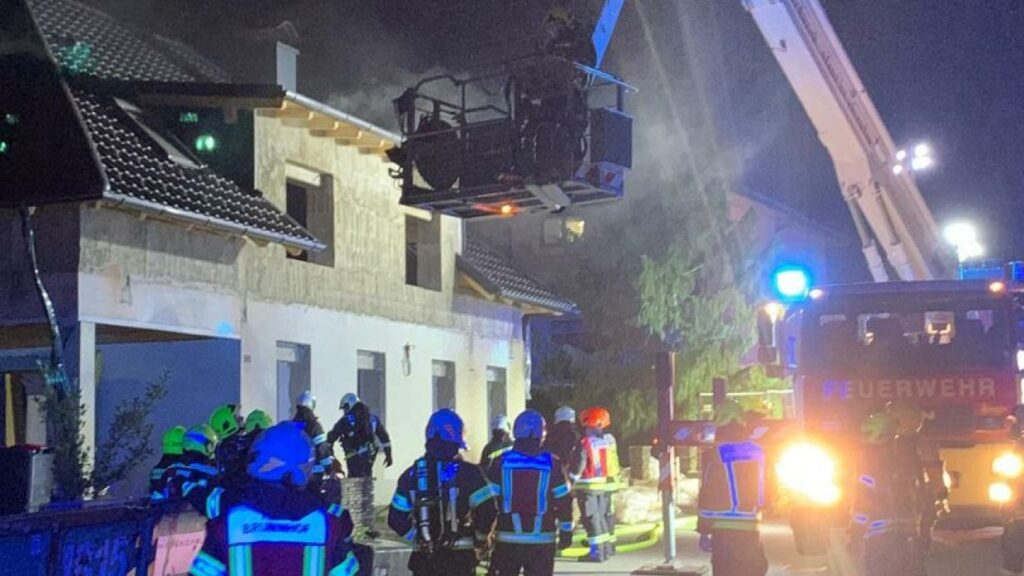 Großeinsatz der Feuerwehren bei Brand in Rohbau in Haag