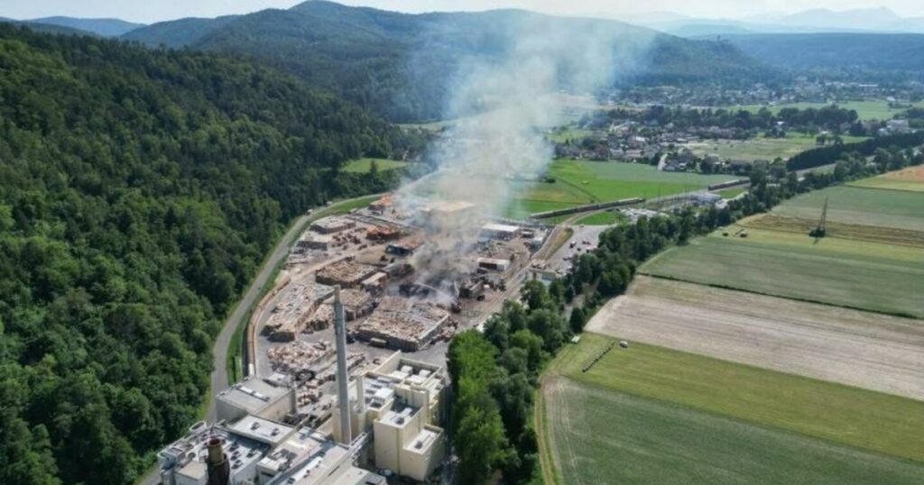 Großeinsatz für Feuerwehren: Brand bei Papierfabrik Hamburger in Pitten