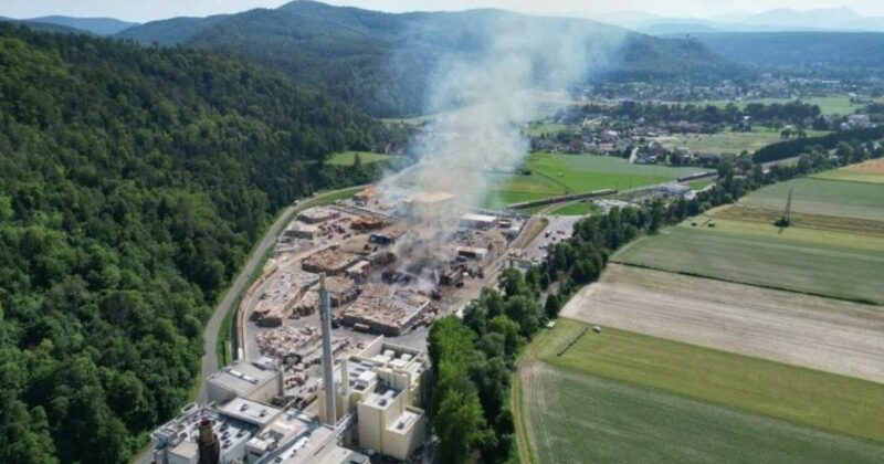 Großeinsatz für Feuerwehren: Brand bei Papierfabrik Hamburger in Pitten