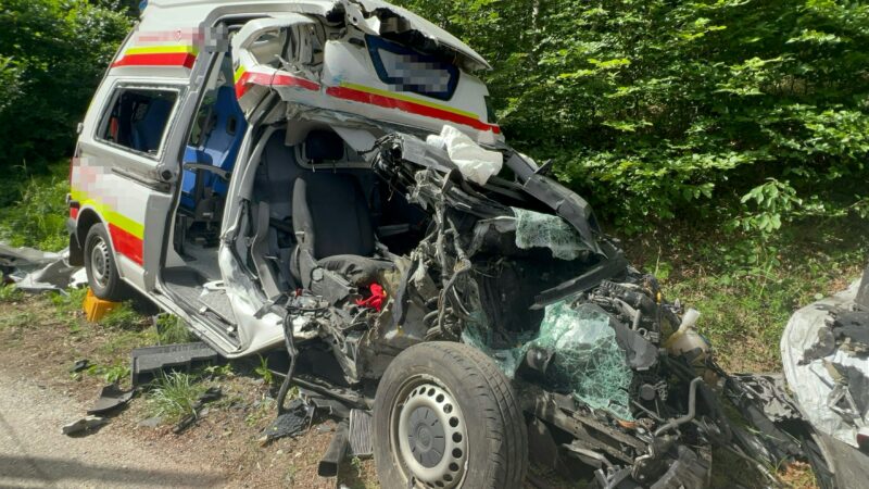 Horror-Crash: Rettungswagen kracht frontal in LKW – 2 Verletzte