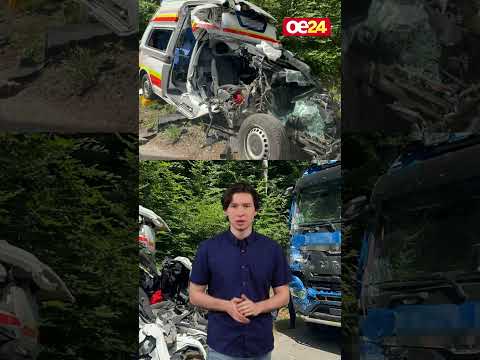 Horror-Crash: Rettungswagen kracht frontal in LKW – 2 Verletzte