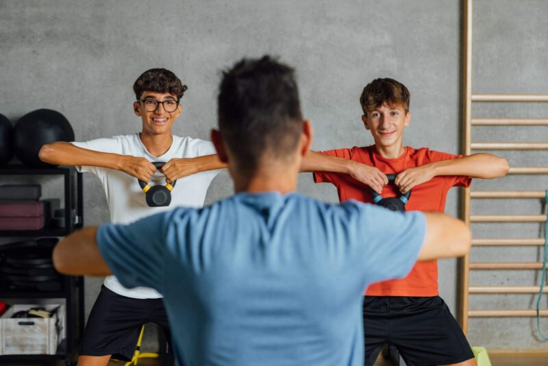 Immer jüngere Mitglieder: Ab welchem Alter darf man ins Fitnessstudio?