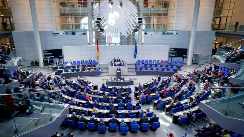 Israel bombardierte den Iran + Regierung plant Reform des Waffenrechts