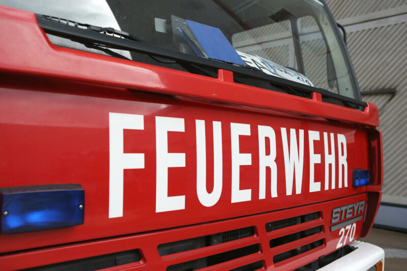 Kachelofen explodiert: 2 Bewohner verletzt, Untergeschoss verwüstet