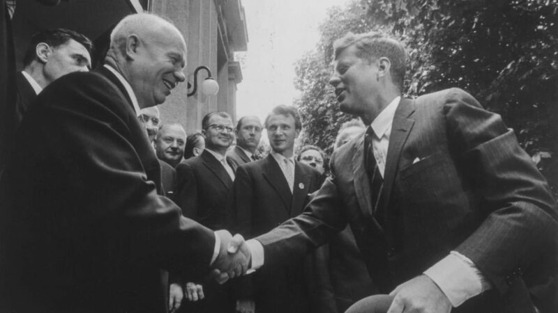 Kennedy und Chruschtschow: Ein historischer Handschlag