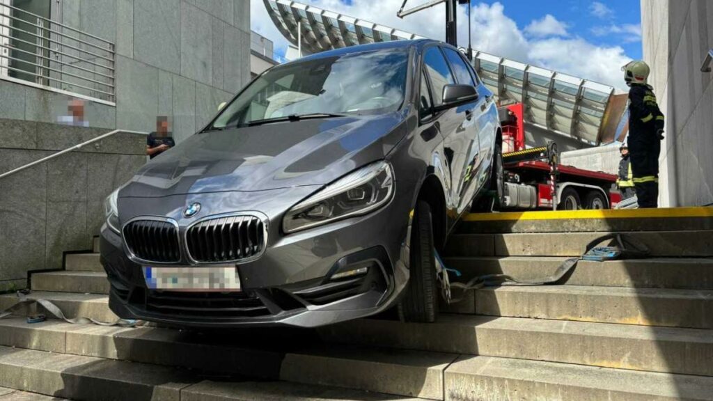 Kurioser Unfall in NÖ: Auto landete auf Stufen der Landesbibliothek