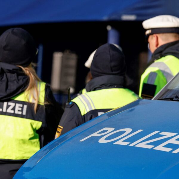 Mordermittlungen laufen: Tote Frau und Kleinkind an Waldweg gefunden