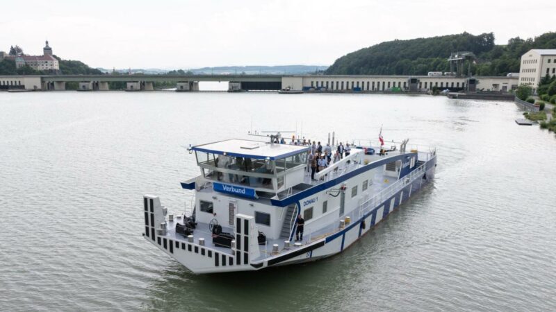Neues Flaggschiff der Verbund-Arbeitsflotte auf der Donau getauft