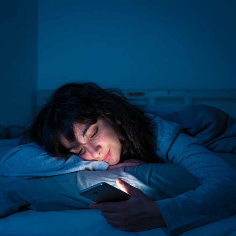 Schlaflos im Blaulicht – wie schädlich ist das Handy im Bett wirklich?