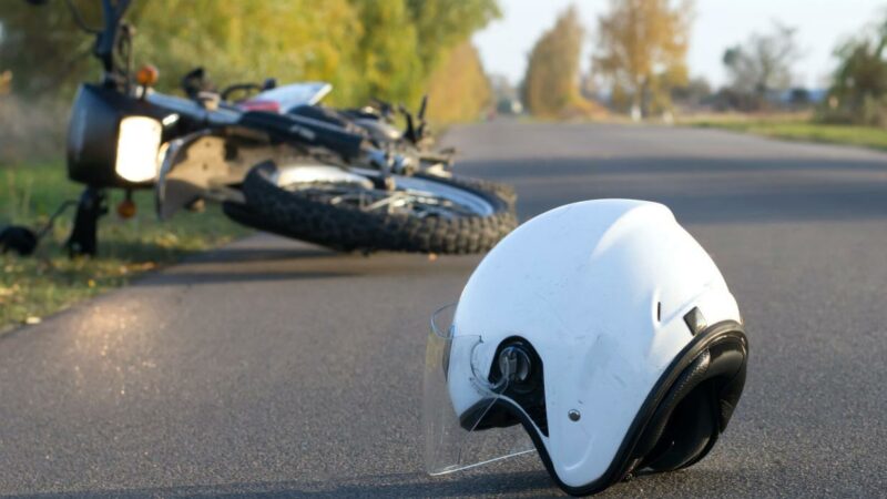 Schweizer Biker fuhr in Tirol auf Pkw auf