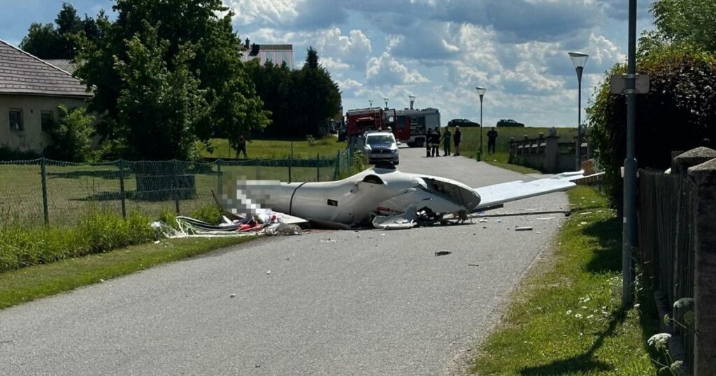Segelflugzeug stürzt über Wohngebiet in NÖ ab: Pilot tot