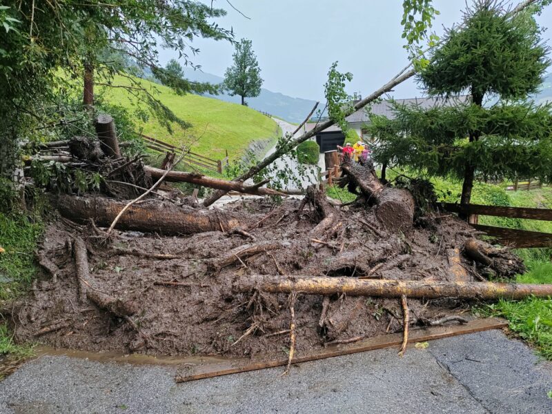 Stromausfälle und Schäden nach Unwettern in Tirol