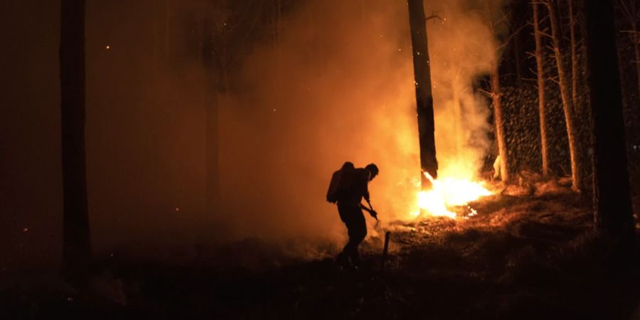Touristen fliehen: Heftiger Waldbrand in beliebter Urlaubsregion