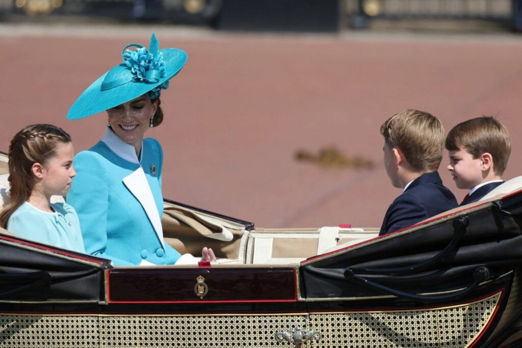 “Trooping the Colour”: Prinzessin Kate und Charlotte strahlen in abgestimmten Outfits