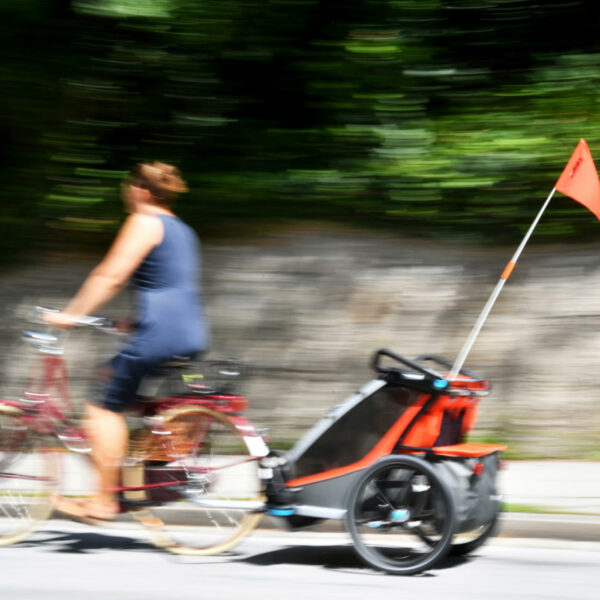 Über Böschung gestürzt: Unfall mit Fahrradanhänger und Kindern in Tirol