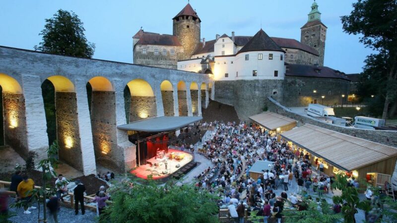 “Under the bridge”: Premiere unter Burg Schlaining mit Hans Söllner