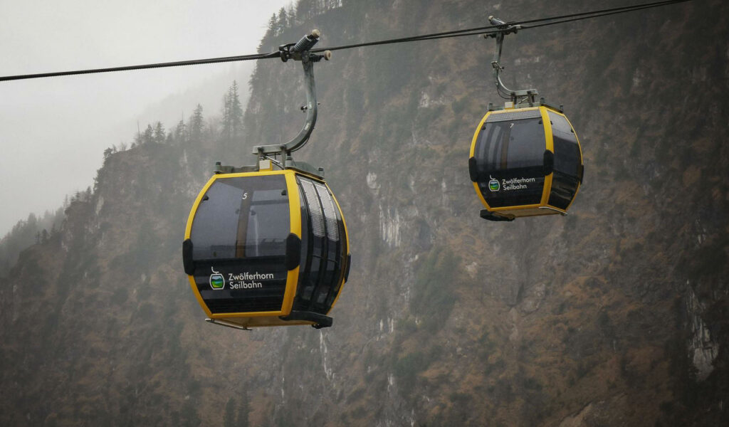 Unwetter in Österreich: Passagiere sitzen in Seilbahn fest
