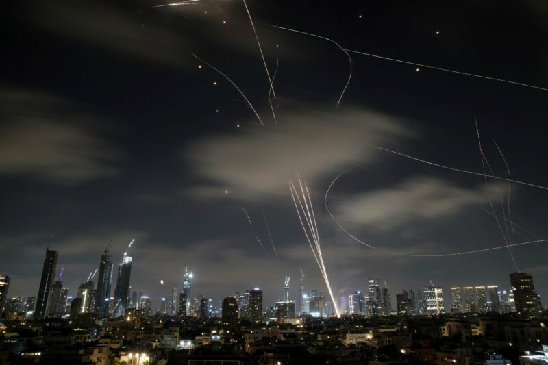 US-Bomben auf Iran: Atomanlagen laut Trump vollkommen zerstört + Raketen auf Israel