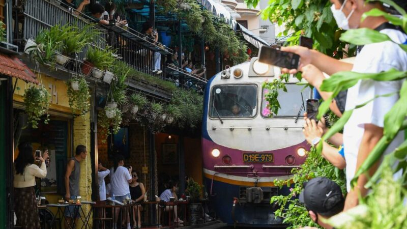 Vietnam: Kärntner Tränen in der Train Street in Hanoi