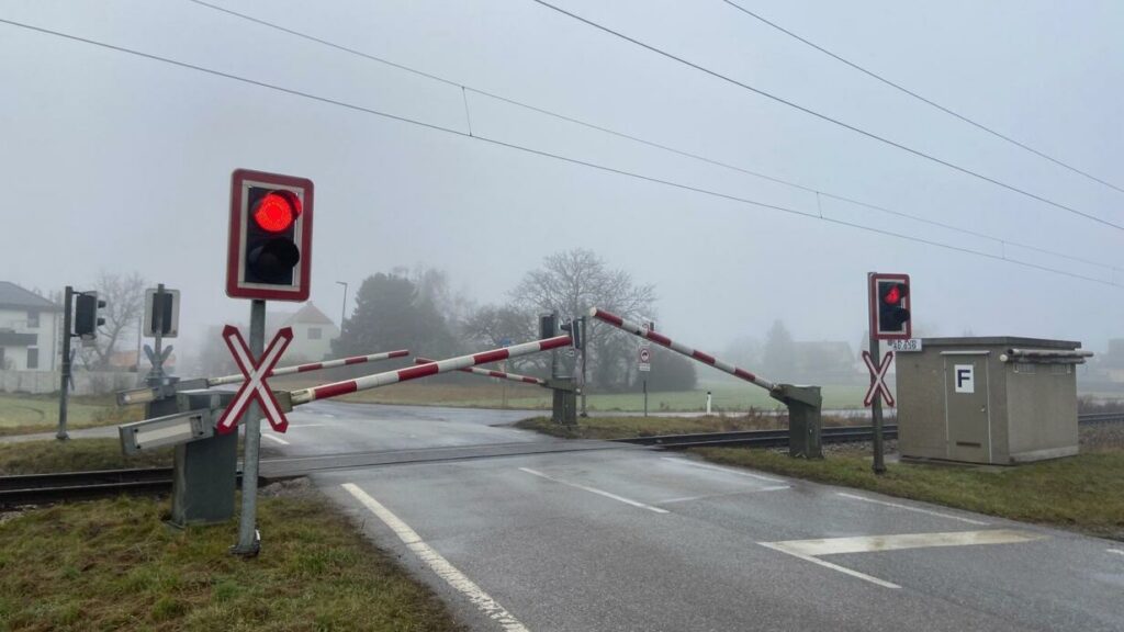Wiener Neustadt: Wagen eines Alkolenkers kollidierte mit Zug
