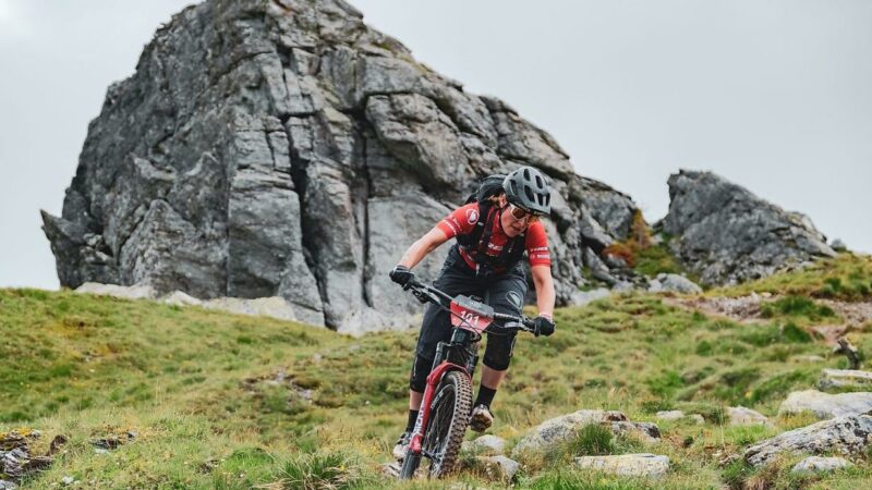 Zwei E-Biker bei Talfahrt auf Forstweg schwer gestürzt