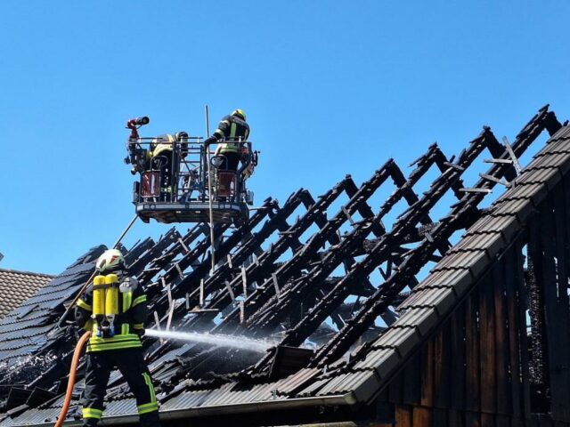 100 Feuerwehrleute bekämpften Gebäudebrand im Waldviertel